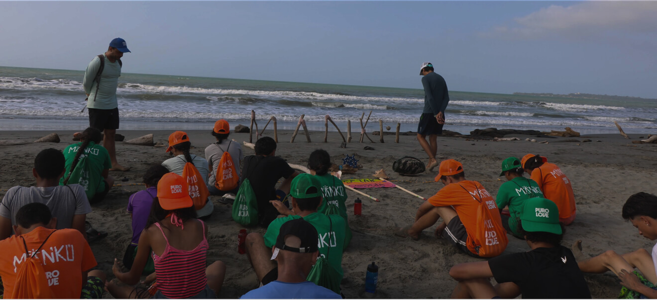 Niños y jóvenes en el campamento Mankú en la playa
