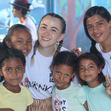 Misionera de Puro Love con niñas