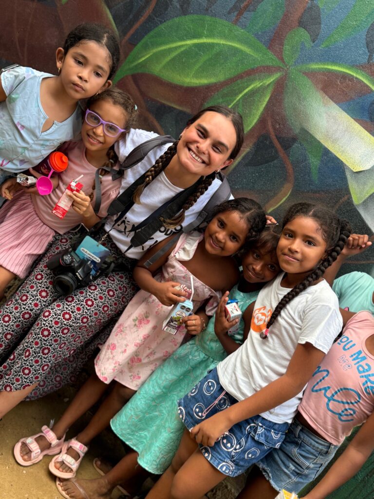 Alejandra Salcedo con niños en una experiencia de Puro Love