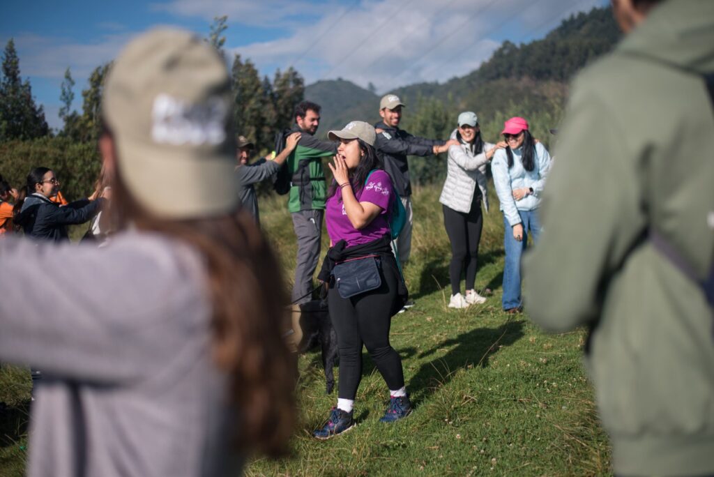 Grupo de misión de Puro Love al aire libre