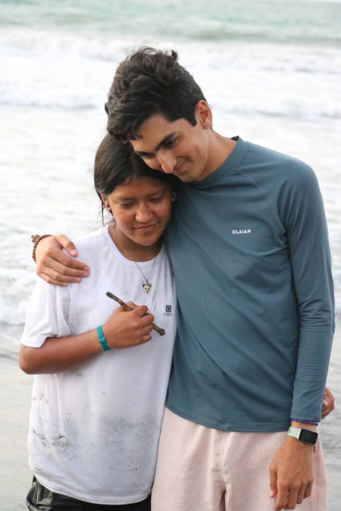 Germán Tovar con un niño en una experiencia de Puro Love