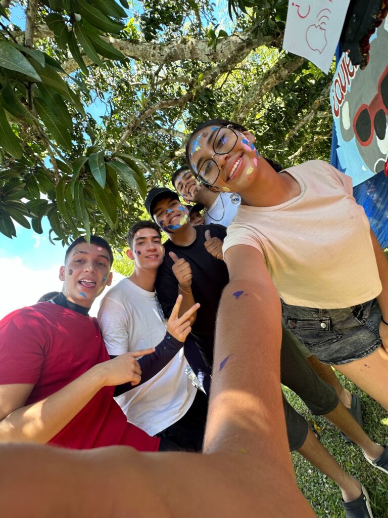 Sebastián Galeano con amigos de misión