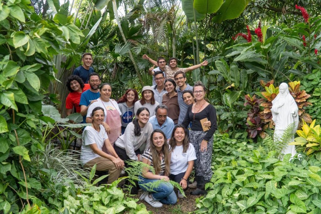 Andrés y Sandra con un grupo de misión